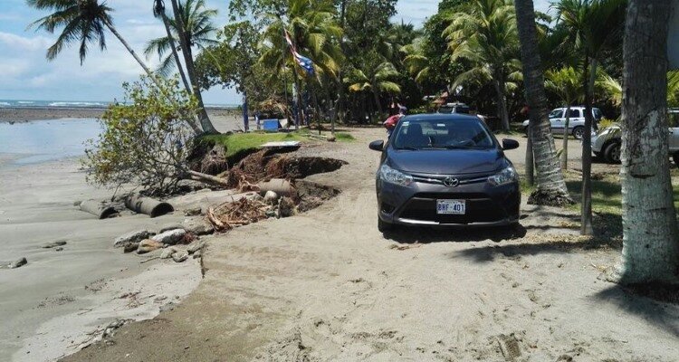 Cada vez más mar y menos playa en Esterillos Oeste, una situación que preocupa tanto a oceanógrafos como locales... Foto: nacion.com